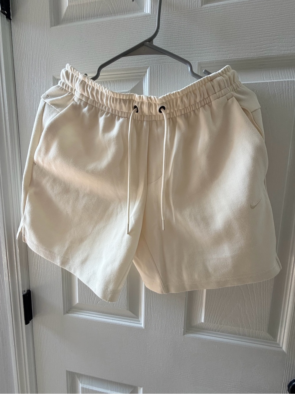 Nike Men’s Cream Drawstring Lounge Shorts size small - excellent condition